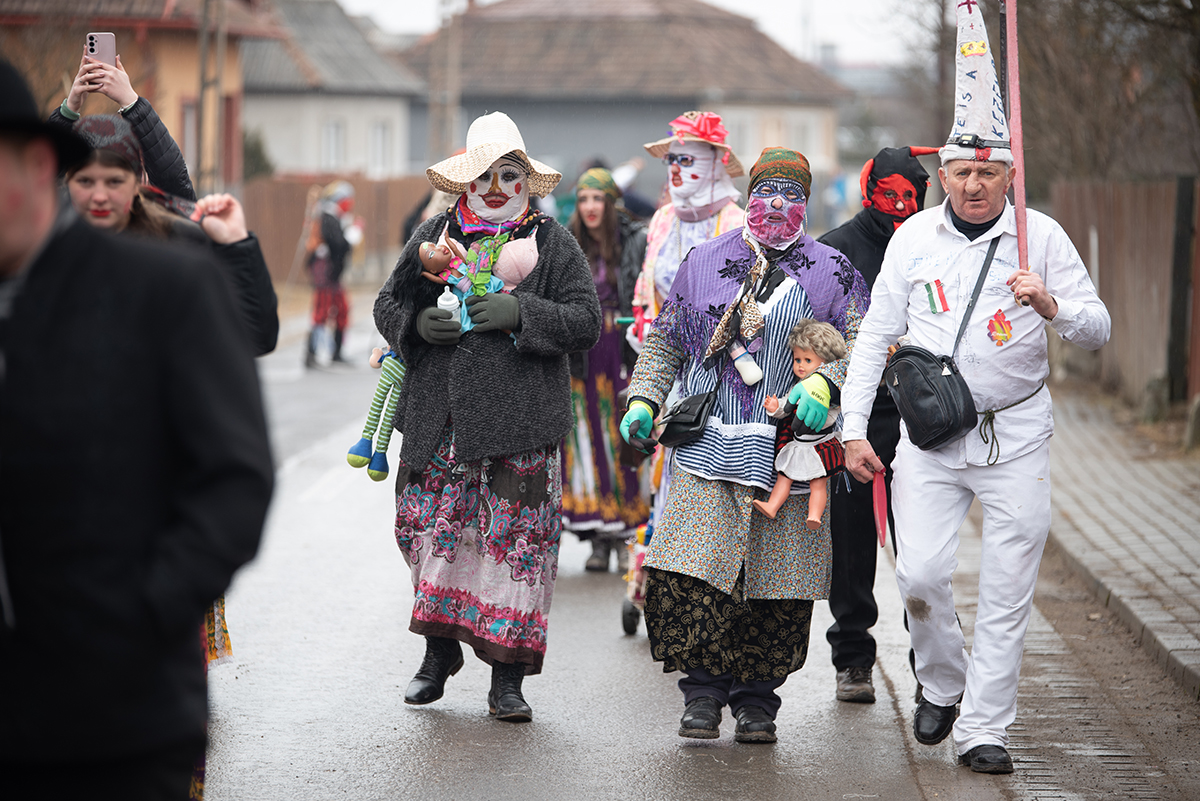 Jókedvvel, mulatással dugták el a Marost 